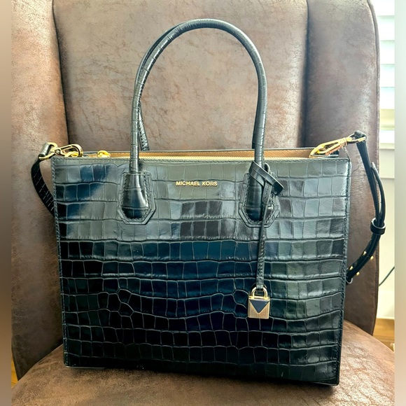 Michael Kors Handbags - Michael Kors Croc Crossbody/wallet in great condition